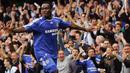 Gelandang Chelsea, Michael Essien, merayakan gol yang dicetaknya ke gawang Manchester City. Bersama The Blues dirinya tampil sebanyak 256 kali dengan menorehkan 25 gol serta 18 assist. (AFP/Carl De Souza)