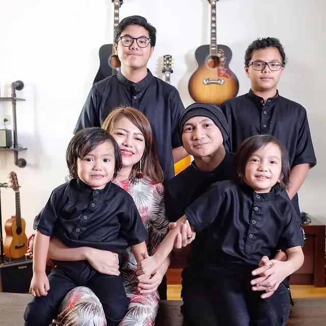 5 Potret Bahagia Seleb dengan Banyak Anak saat Kumpul