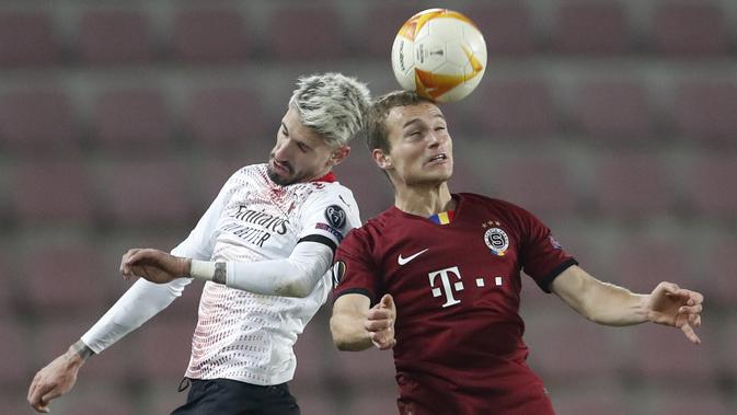 Gelandang Sparta Praha, Matej Polidar menantang gelandang AC Milan, Samu Castillejo pada pertandingan grup H Liga Eropa UEFA di Stadion Generali Arena, Jumat (11/12/2020) dinihari WIB. AC Milan menutup fase grup Liga Europa dengan kemenangan tipis 1-0 atas Sparta Praha. (AP Photo/Petr David Josek)