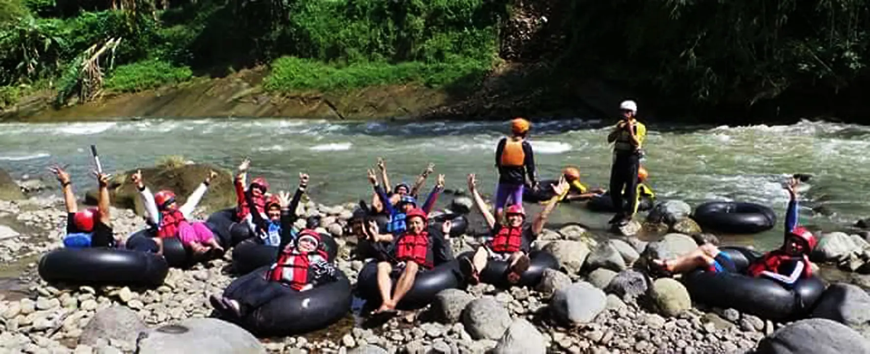 Kegiatan wisata alam river tubing menyusuri Sungai Klawing sedang tren di Purbalingga, Jawa Tengah. (Liputan6.com/Gun ES)