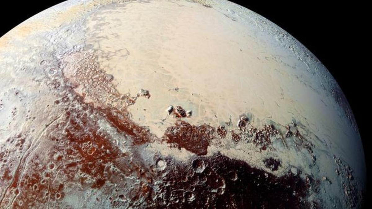 24 Agustus 2006: Pluto Bukan Lagi Berstatus Planet