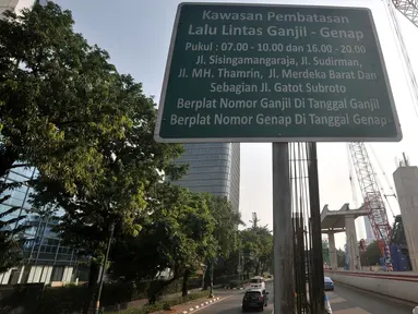 Rambu pemberitahuan pembatasan ganjil genap kendaraan terpampang di pembatas Jalan Rasuna Sahid, Jakarta, Minggu (1/7). Perluasan sistem ganjil genap akan di uji coba pada Senin (2/7) besok. (Merdeka.com/Iqbal S. Nugroho)