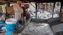 Aktivitas pekerja di gudang pengolahan sampah plastik kawasan Bekasi, Rabu (15/9/2021). Riset terbaru Sustainable Waste Indonesia (SWI) mengungkapkan skema ekonomi sirkular sebagai salah satu strategi untuk pengelolaan sampah plastik. (Liputan6.com/Herman Zakharia)