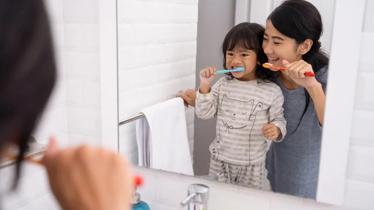 Bisa Sebabkan Penyakit Berbahaya, Ini Pentingnya Membiasakan Menyikat Gigi 2x Sehari Bagi Si Kecil