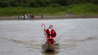 Susuri Sungai Hutan Amazon, Sinterklas di Brasil Bagikan Kebahagiaan Natal dan Kado ke Anak-anak