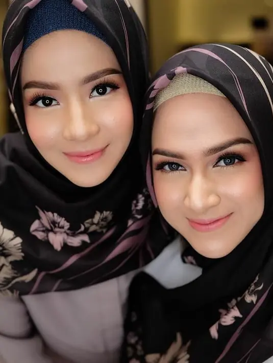 Selain parasnya, senyuman manis bintang sinetron Kupinang Kau dengan Bismillah dan Arti Sahabat ini juga disebut mirip. Sama-sama artis yang dikenal jauh dari sensasi, tak heran jika keduanya jadi idola banyak orang bahkan meski sudah lama tidak muncul di layar kaca dan telah memutuskan untuk hijrah. Berhijab setelah menikah, Natasha Rizky mengubah penampilannya tahun 2015, sementara Nina Zatulini tahun 2017. (Liputan6.com/IG/@natsharizky_fc)