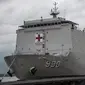 Kapal Republik Indonesia (KRI) dr Soeharso 990 bersandar di Dermaga Madura, Komando Armada II Surabaya, Jawa Timur, Kamis (20/2/2020). KRI dr Soeharso 990 merupakan rumah sakit kapal milik TNI AU. (JUNI KRISWANTO/AFP)