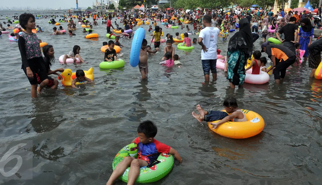 Keseruan sejumlah anak berenang di pantai yang berada di Taman Impian Jaya Ancol, Jakarta, Kamis (7/7). Ancol tetap menjadi primadona tempat wisata bagi warga Jakarta dan sekitar untuk mengisi libur Lebaran. (Liputan6.com/Johan Tallo)