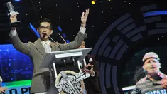 Afgan yang bernama lengkap Afgansyah Reza menyabet penghargaan sebagai Penyanyi Solo Paling Ngetop dalam ajang SCTV Music Awards 2015 di Studio 6 Emtek City, Jakarta, Rabu (6/5). (Liputan6.com/Herman Zakharia)