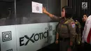 Petugas Satpol PP wanita menempelkan stiker penutupan di pintu masuk Diskotek Exotic di Mangga Besar, Jakarta, Kamis (19/4). Penyegelan oleh petugas ini hanya disaksikan warga tanpa perlawanan yang berarti dari pihak diskotek. (Liputan6.com/Arya Manggala)