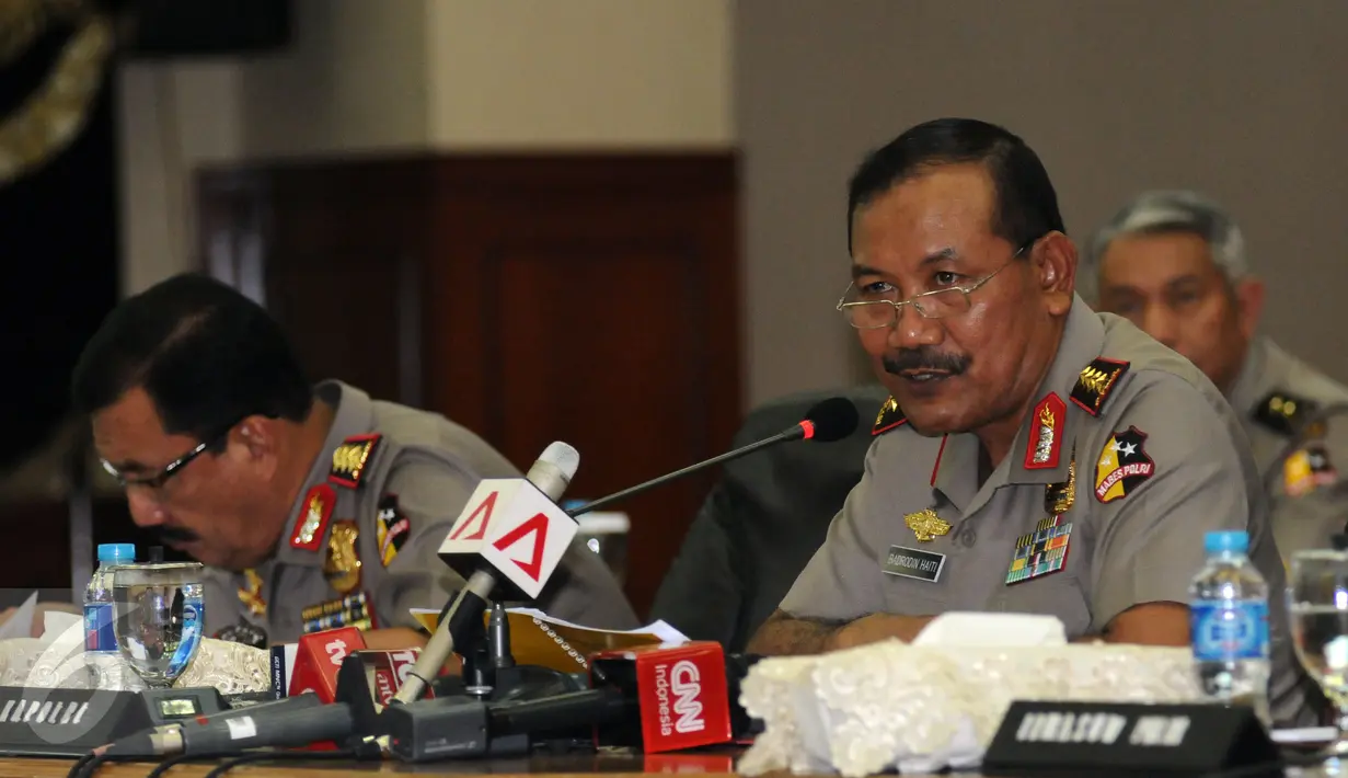  Kapolri Jenderal Pol Badrodin Haiti memberikan keterangan pencapaian kinerja selama 2015 di Mabes Polri Jakarta, Selasa (29/12/2015). Menurut Badrodin, mendatang tantangan Polri akan meningkat terkait pelaksanaan MEA. (Liputan6.com/Helmi Fithriansyah)