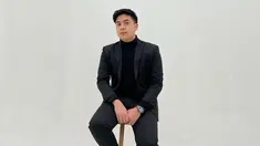 Penampilan Jerome Polin saat pemotretan ini berhasil curi perhatian netizen. Mahasiswa jurusan Matematika di Waseda University ini pun terlihat menawan dengan setelan jas hitam. (Liputan6.com/IG/@jeromepolin)