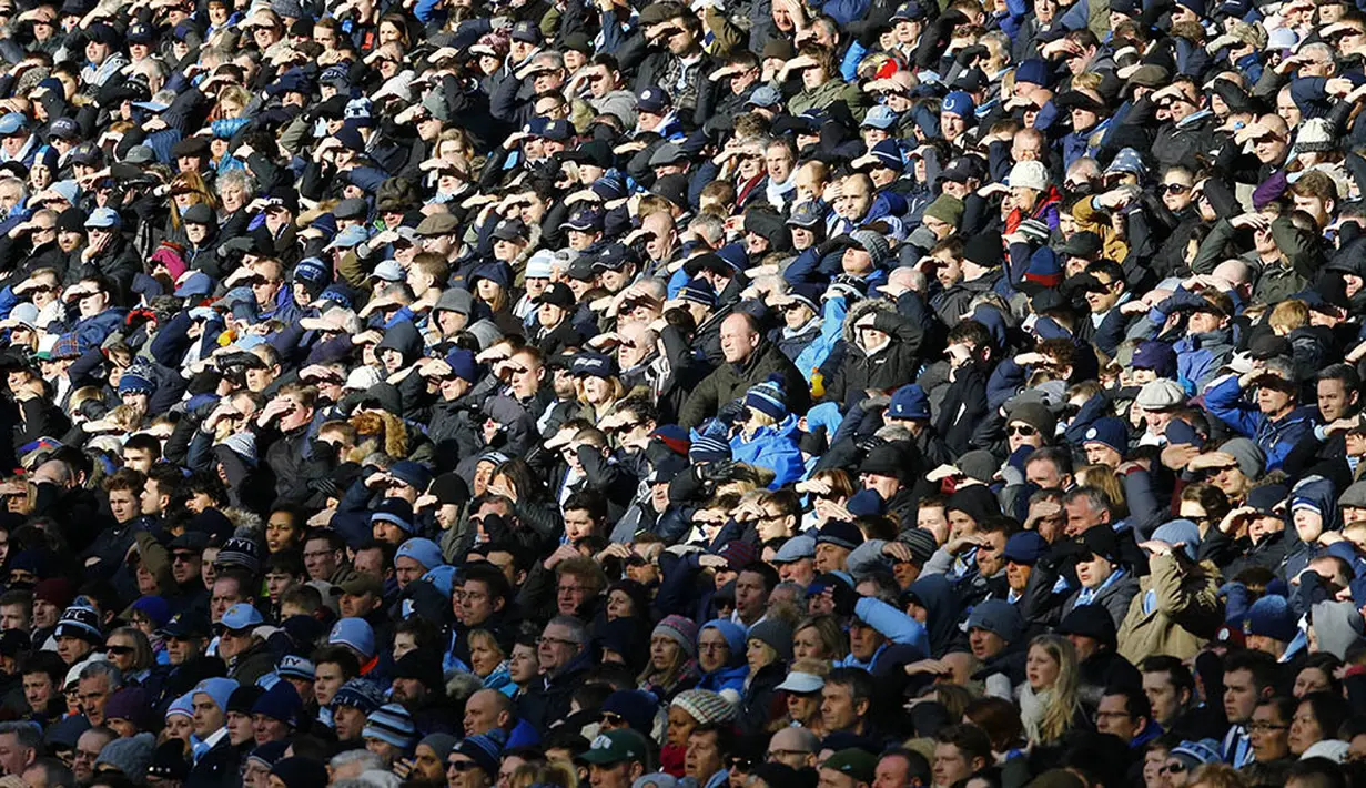Suasana keramaian supporter Manchester City saat laga melawan Aston Villa. Pada laga selanjutnya City akan menghadapi Norwich. (Reuters/Darren Staples)