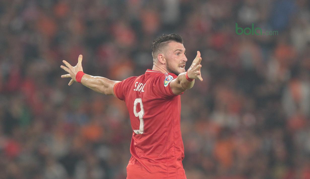Gaya Marko Simic membatu pertahanan saat melawan JDT pada laga grup H Piala AFC 2018 di Stadion Utama Gelora Bung Karno, Jakarta, Selasa (10/4/2018). Persija Jakarta menang 4-0.  (Bola.com/Nick Hanoatubun)