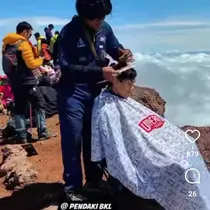 Viral Barber Buka Pangkas Rambit di Puncak Gunung Kerinci, Bakal Diulang di Gunung Tertinggi Lainnya di Indonesia.&nbsp; foto: (dok.Instagram @barber_travelerr/https://www.instagram.com/reel/DIkxx_wpO5C/Henry)