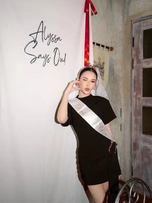 Meski ini merupakan bridal shower ketiganya, suasana tetap terasa spesial, hangat, dan penuh cinta. [@alyssadaguise].