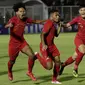 Pemain Timnas Indonesia U-19 merayakan gol yang dicetak oleh Muhammad Fajar Fathur ke gawang Timor Leste pada laga Kualifikasi Piala AFC U-19 di Stadion Madya, Jakarta, Rabu, (6/11/2019). Indonesia menang 3-1 atas Timor Leste. (Bola.com/M Iqbal Ichsan)