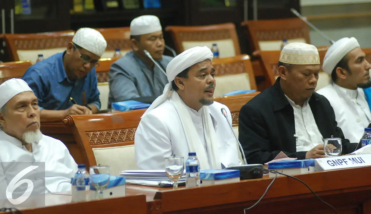 Imam besar FPI Rizieq Shihab (tengah) bersama sejumlah tokoh GNPF MUI mendatangi Komisi III di Gedung Nusantara II, Kompleks Parlemen Senayan, Jakarta, Selasa (17/1). Kedatangan tersebut terkait bentrok antara FPI dan GMBI. (Liputan6.com/JohanTallo)