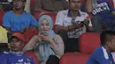 Aksi Supoeter Wanita saat mendukung tim kesayanngya Persib Bandung di Stadion Si Jalak Harupat, Bandung, Sabtu (24/10/2015). (Bola.com / Nicklas Hanoatubun)