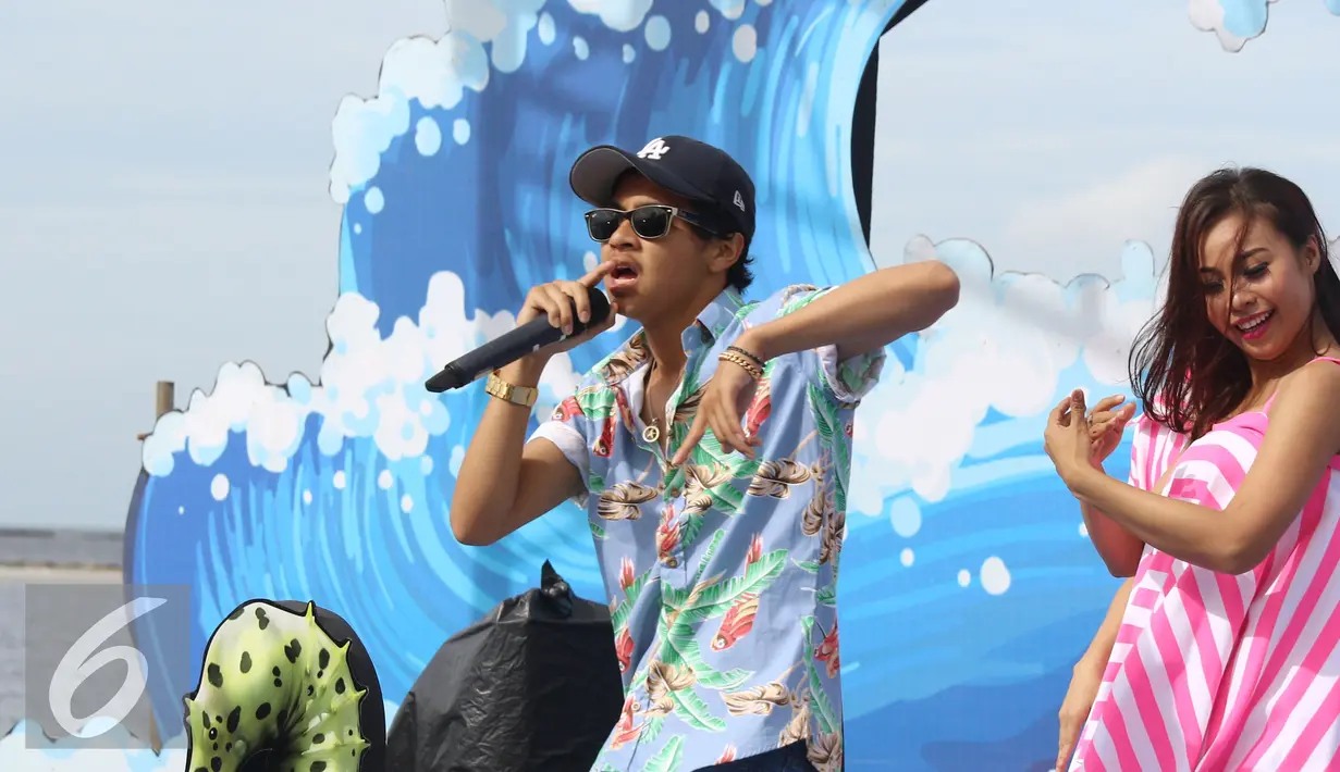 Penampilan Bastian Steel saat peluncuran sinetron Mermaid in Love 2 Dunia di Pantai Lagon Ancol, Jakarta, Senin (5/12). sinetron ini akan tayang di  SCTV  perdana Senin (5/12) pada pukul 20.30 WIB. (Liputan6.com/Herman Zakharia)