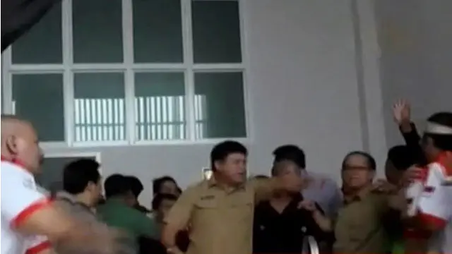 Kilas Indonesia: Pejabat di Bandung Tantang Duel Pendemo