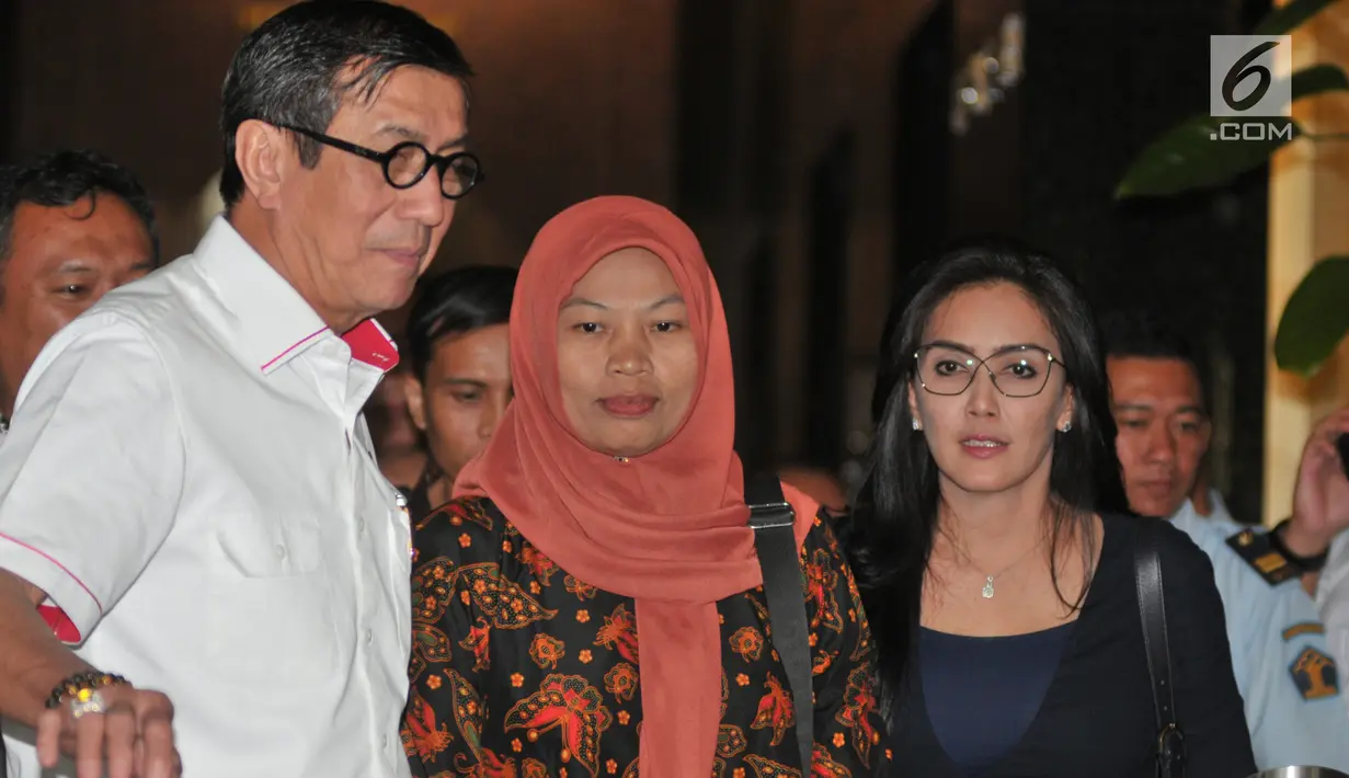 Menkumham Yasonna Laoly (kiri) bersama terpidana kasus pelanggaran ITE Baiq Nuril (tengah) dan Rieke Diah Pitaloka usai mengadakan pertemuan di Kantor Menkumham, Jakarta, Senin (8/7/2019). Baiq Nuril menemui Yasonna Laoly setelah upaya PK dirinya ditolak MA. (merdeka.com/Iqbal Nugroho)