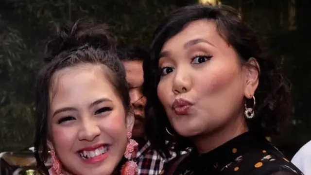 Gina S. Noer bersama salah satu pemain film Dua Garis Biru, Zara JKT48. (Foto: Dok. Instagram @ginasnoer)