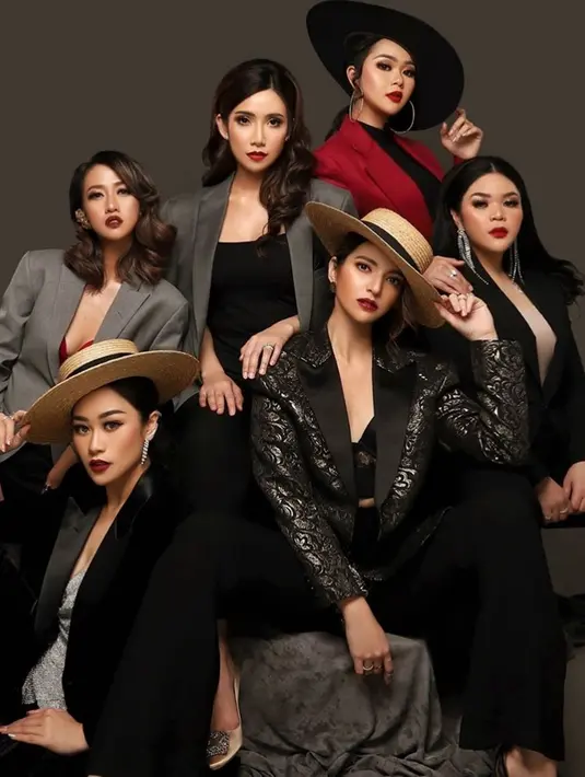 Usai bergaya simpel dengan nuansa nude, kali ini Nia Ramadhani dan geng sosialitanya tampak lebuih anggun dengan setelan jas. Properti topi yang dikenakan pun menambah kesan keren di pemotretan kali ini. Geng ini juga kompak berpose dengan wajah tanpa senyum. (Liputan6.co/IG/@nramadhaniabakrie)