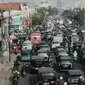 Akibat padatnya arus lalu lintas di kawasan Senen, polisi mengizinkan pengendara masuk jalur Bus Transjakarta.