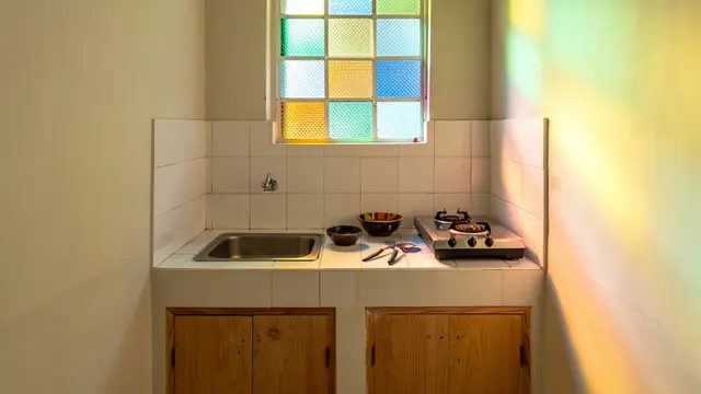 Desain Jendela Kecil untuk Dapur Sederhana (AI)
