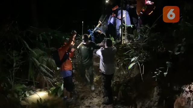 Evakuasi jasad dari dalam Hutan Lindung