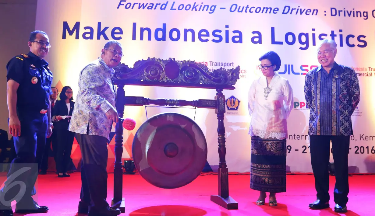 Menko Perekonomian Darmin Nasution didampingi Menkeu Sri Mulyani dan Mendag Enggartiasto Lukita memukul gong saat pembukaan acara Jakarta International Logistics Summit and Expo (JILSE) 2016 di Jakarta, Rabu (19/10). (Liputan6.com/Angga Yuniar)