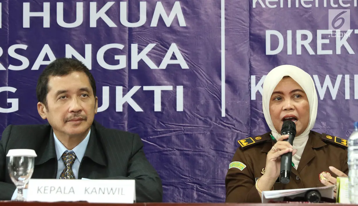 Kasi Penuntutan Kejari Jakarta Selatan Ery Sarifah bersama Kepala Kanwil DJP Jakarta Selatan I Sakli Anggoro saat memberi keterangan penyerahan berkas tersangka kasus tindak pidana perpajakan di Jakarta, Rabu (2/8). (Liputan6.com/Immanuel Antonius)