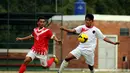 Pemain tengah Timnas Indonesia U23, Bayu Gatra Sanggiawan (kanan), mencoba menguasai bola dari kejaran salah satu pemain Pra PON DKI Jakarta di lapangan SPH Karawaci, Tangerang, (9/9/2014). (Liputan6.com/Helmi Fithriansyah)