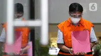 Mantan Direktur Teknik dan Pengelolaan Armada Garuda, Hadinoto Soedigno usai rilis penetapan penahanan di Gedung KPK, Jakarta, Jumat (4/12/2020). Hadinoto diduga turut menerima suap pengadaan mesin pesawat dari Airbus SAS dan Rolls-Royce PLC melalui Soetikno. (Liputan6.com/Helmi Fithriansyah)