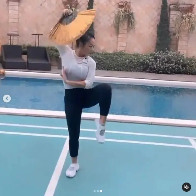 7 Momen Krisdayanti Latihan Wushu, Praktekan Jurus Kipas