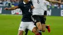 Gelandang Jerman, Julian Draxler (kanan) berusaha melewati bek Perancis, Raphael Varane pada laga persahabatan di stadion Stade de France, Perancis, (13/11). Perancis menang atas Jerman dengan skor 2-0. (REUTERS/Gonzalo Fuentes)