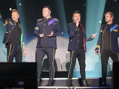 Personel Westlife tampil dalam konser "Westlife - TheTwentyTour 2019" di ICE BSD, Tangerang, Selasa (6/8/2019). Westlife membuka konser dengan lagu Hello My Love, My Love, What About Now serta Swear It Again. (Liputan6.com/Fery Pradolo)