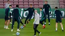 Sejumlah pemain Tottenham Hotspur mengikuti sesi latihan jelang menghadapi laga penentuan melawan Barcelona pada grup B Liga Champions di stadion Camp Nou, Barcelona (10/12). (AFP Photo/Josep Lago)