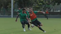 Ilija Spasojevic saat mengecoh rekannya pada sesi latihan di Lapangan ABC, Senayan,  (24/4/2018). Timnas mempersiapkan diri untuk mengikuti turnamen PSSI Anniversary 27 April-3 Mei 2018. (Bola.com/Nicklas Hanoatubun)