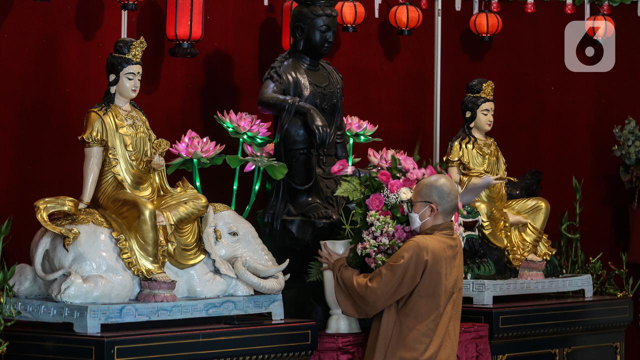 Persiapan Waisak di Wihara Ekayana Arama