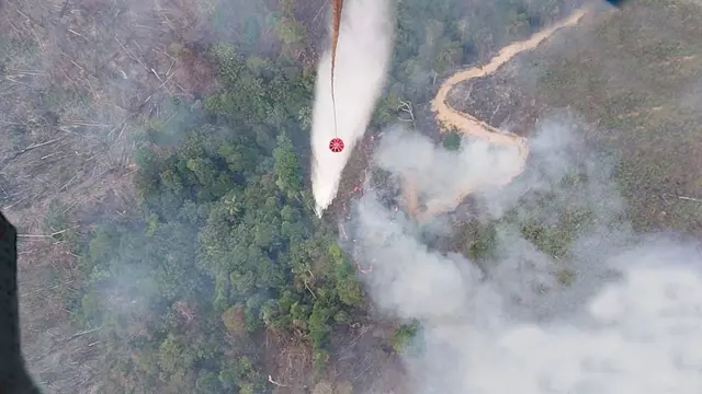 Water bombing yang dilakukan helikopter mengatasi kebakaran lahan di Riau.