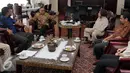 Haris Azhar bersama anggota lainnya saat bertemu Ketua MPR-RI Zulkifli Hasan di Ruang Kerja Ketua MPR, Gedung Nusantara III lantai 9, Komplek Parlemen, Senayan, Jakarta, Rabu (16/11/2016). (Liputan6.com/Johan Tallo)