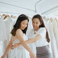 Ilustrasi perempuan mempersiapkan pernikahan/copyrightshutterstock/GBALLGIGGSPHOTO