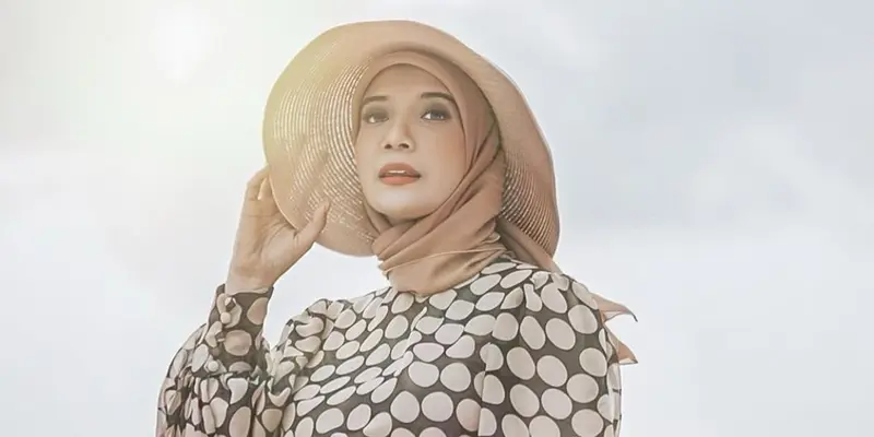 FOTO: Inspirasi Gaya Hijab Zaskia Sungkar, Simple dan Elegan