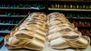 Sepatu pointe berjajar di bengkel perusahaan Grishko, Moskow, Rusia, 25 Februari 2020. Di Jepang, sepatu pointe buatan Grishko menjadi pasar teratas. (Dimitar DILKOFF/AFP)