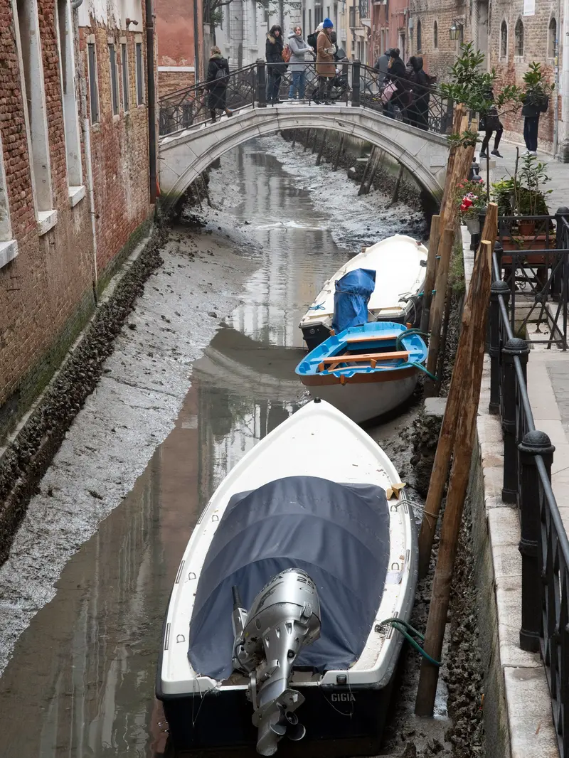 Biasa Banjir, Kanal Venesia Kini Mengering
