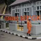 Pekerja berjalan di depan gedung Pembangkit Listrik Tenaga Air (PLTA) Bengkok, Bandung, Jawa Barat, Jumat (19/10). PLTA Bengkok merupakan pembangkit bersejarah peninggalan Belanda yang dibangun pada tahun 1918. (Liputan6.com/Faizal Fanani)