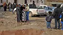 Warga menenangkan wanita usai serangan bom mobil ganda di Kota Benghazi, Libya, Rabu (24/1). Korban tewas di antaranya pemimpin unit investigasi dan penangkapan yang bertugas untuk Komando Pasukan Keamanan Libya Timur. (AFP PHOTO/Abdullah DOMA)