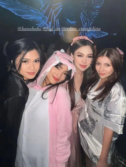 Ada juga Celine Evangelista yang tampil menawan dengan dress dan bando serba pink-nya. [Instagram/hanahaho]